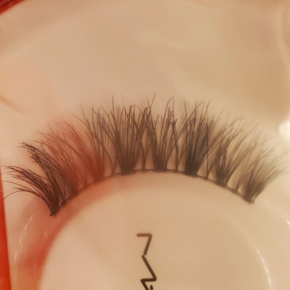 MAC Romantic False Lashes - Picture 4 of 4